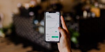 ADSS's Mobile Trading App: Features and User Experience 11